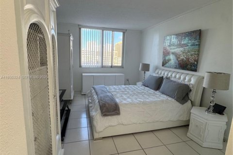 Condo in Sunny Isles Beach, Florida, 1 bedroom № 2088944 - photo 11