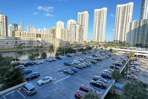 Condo in Sunny Isles Beach, Florida, 1 bedroom № 2088944 - photo 20