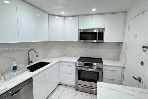 Condo in Sunny Isles Beach, Florida, 1 bedroom № 2088944 - photo 6