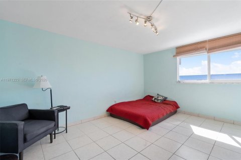 Condo in North Miami Beach, Florida, 2 bedrooms № 2032105 - photo 17