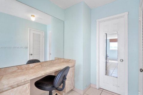 Condo in North Miami Beach, Florida, 2 bedrooms № 2032105 - photo 19