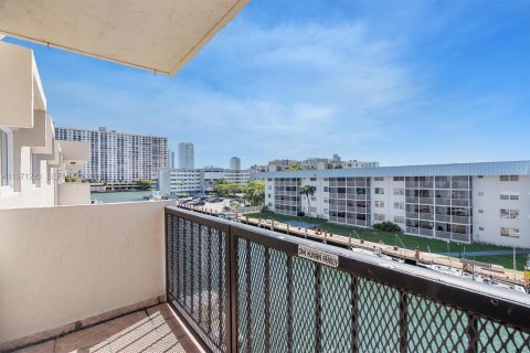 Condo in North Miami Beach, Florida, 2 bedrooms № 2032105 - photo 13