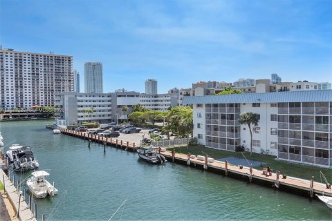 Condo in North Miami Beach, Florida, 2 bedrooms № 2032105 - photo 14