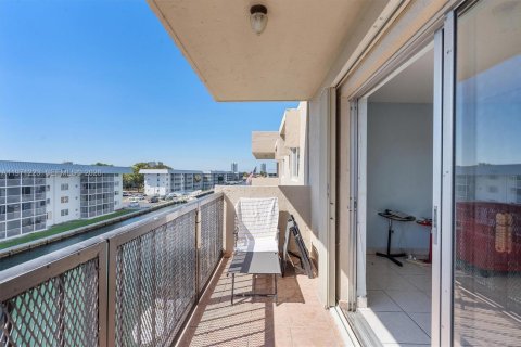 Condo in North Miami Beach, Florida, 2 bedrooms № 2032105 - photo 21