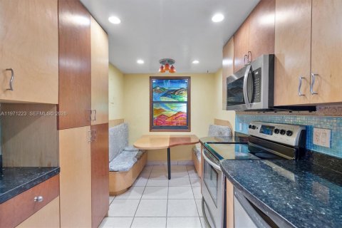 Condo in North Miami Beach, Florida, 2 bedrooms № 2032105 - photo 7