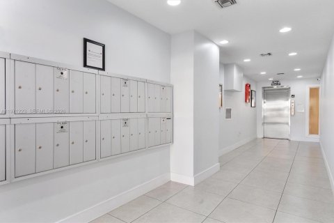 Condo in North Miami Beach, Florida, 2 bedrooms № 2032105 - photo 3