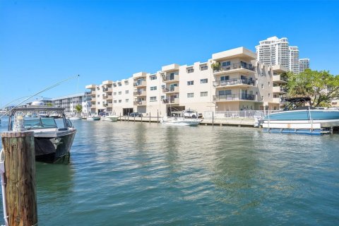 Condo in North Miami Beach, Florida, 2 bedrooms № 2032105 - photo 26