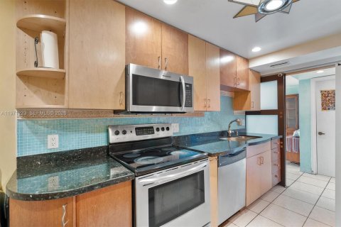 Condo in North Miami Beach, Florida, 2 bedrooms № 2032105 - photo 9