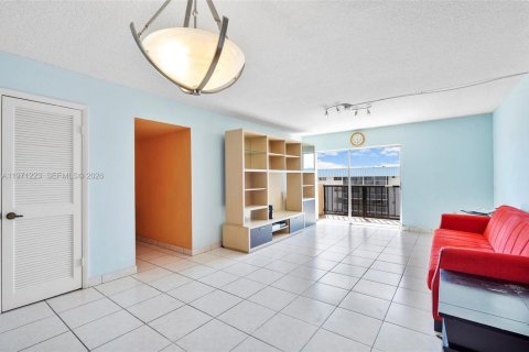 Condo in North Miami Beach, Florida, 2 bedrooms № 2032105 - photo 12