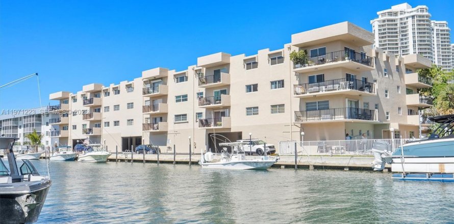 Condo in North Miami Beach, Florida, 2 bedrooms № 2032105