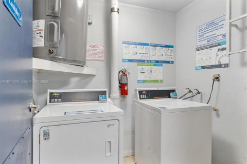 Condo in North Miami Beach, Florida, 2 bedrooms № 2032105 - photo 23