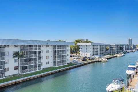 Condo in North Miami Beach, Florida, 2 bedrooms № 2032105 - photo 22