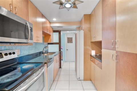 Condo in North Miami Beach, Florida, 2 bedrooms № 2032105 - photo 8