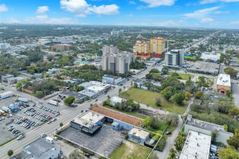Commercial property in Miami, Florida № 1859749 - photo 2