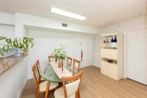 Condo in Miami, Florida, 2 bedrooms  № 2052837 - photo 15