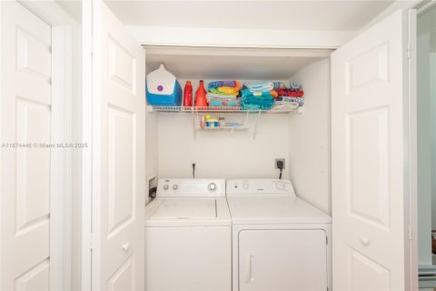 Condo in Miami, Florida, 2 bedrooms  № 2052837 - photo 17