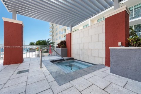 Condo in Miami, Florida, 2 bedrooms  № 2052837 - photo 22