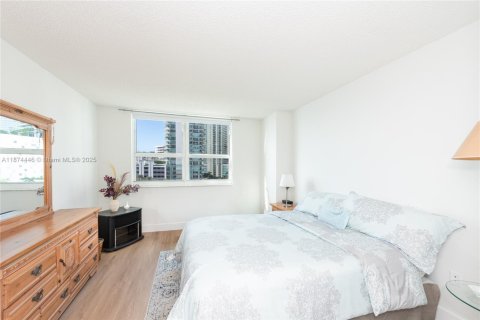 Condo in Miami, Florida, 2 bedrooms  № 2052837 - photo 12