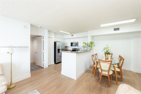 Condo in Miami, Florida, 2 bedrooms  № 2052837 - photo 14