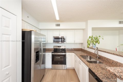 Condo in Miami, Florida, 2 bedrooms  № 2052837 - photo 3