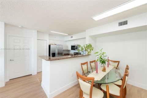 Condo in Miami, Florida, 2 bedrooms  № 2052837 - photo 6