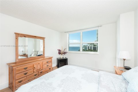 Condo in Miami, Florida, 2 bedrooms  № 2052837 - photo 11