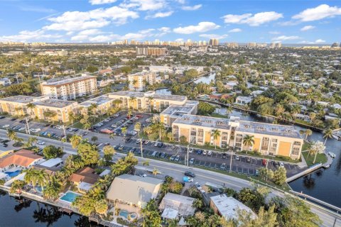 Condo in Oakland Park, Florida, 1 bedroom  № 1179588 - photo 1