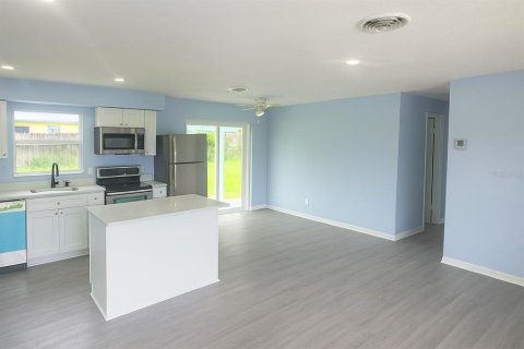 Casa en alquiler en Titusville, Florida, 3 dormitorios, 98.1 m2 № 1913790 - foto 4