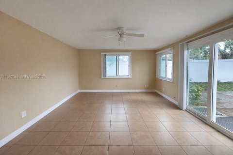Casa en alquiler en Dania Beach, Florida, 2 dormitorios, 150.13 m2 № 2024802 - foto 2