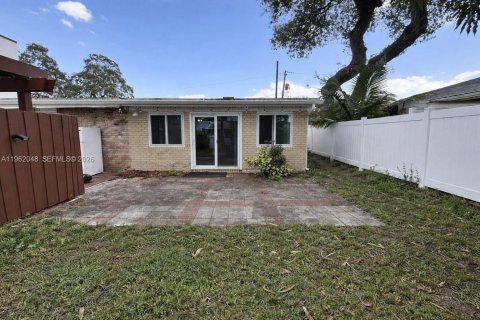 Casa en alquiler en Dania Beach, Florida, 2 dormitorios, 150.13 m2 № 2024802 - foto 10