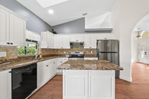 Villa ou maison à vendre à Palm Bay, Floride: 3 chambres, 235.14 m2 № 2142011 - photo 8