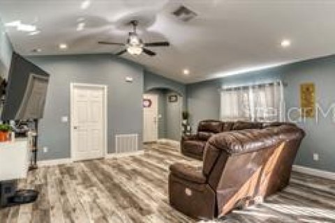 House in Auburndale, Florida 3 bedrooms, 150.13 sq.m. № 1808135 - photo 9