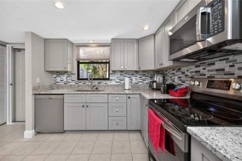 Condo in Punta Gorda, Florida, 2 bedrooms № 2105806 - photo 11