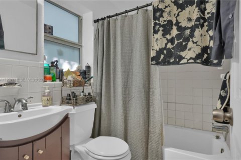 Commercial property in Wilton Manors, Florida 195.93 sq.m. № 2020744 - photo 12