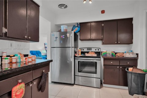 Commercial property in Wilton Manors, Florida 195.93 sq.m. № 2020744 - photo 4