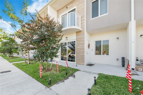 Adosado en venta en Homestead, Florida, 4 dormitorios, 129.88 m2 № 1860002 - foto 1