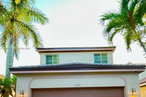 Casa en Weston, Florida 5 dormitorios, 248.23 m2 № 1999482