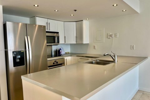 Condo in North Bay Village, Florida, 2 bedrooms  № 1951208 - photo 14