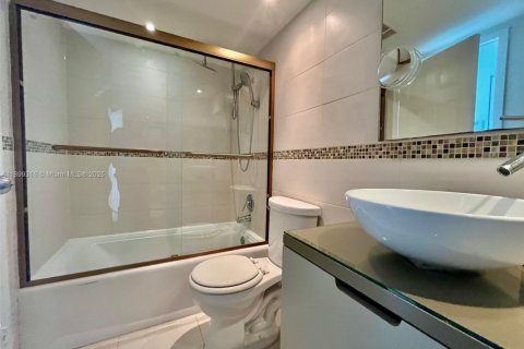 Condo in North Bay Village, Florida, 2 bedrooms  № 1951208 - photo 5