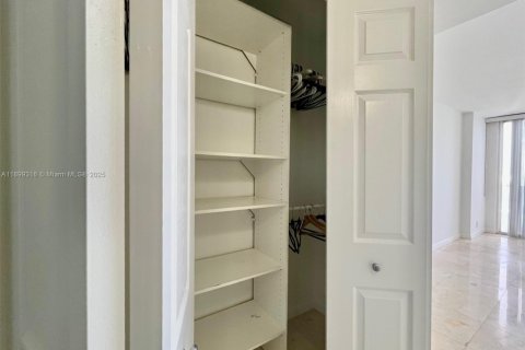 Condo in North Bay Village, Florida, 2 bedrooms  № 1951208 - photo 12