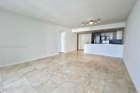 Condo in North Bay Village, Florida, 2 bedrooms  № 1951208 - photo 2