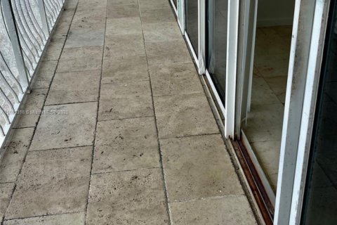 Condo in North Bay Village, Florida, 2 bedrooms  № 1951208 - photo 10