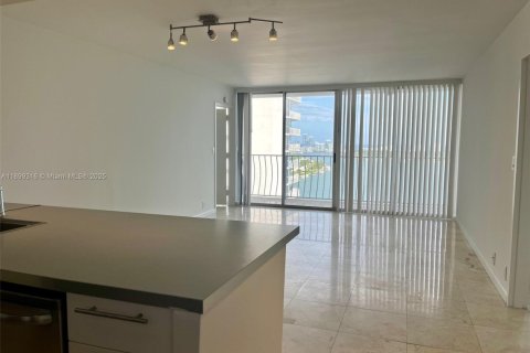 Condo in North Bay Village, Florida, 2 bedrooms  № 1951208 - photo 4