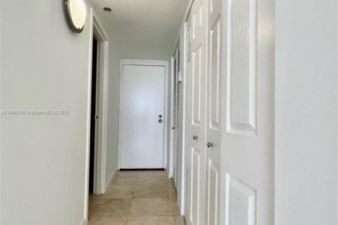 Condo in North Bay Village, Florida, 2 bedrooms  № 1951208 - photo 9