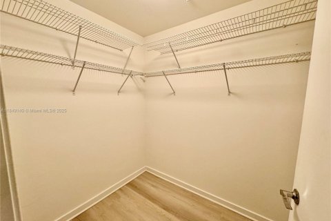 Condo in Miami, Florida, 1 bedroom  № 1936533 - photo 12