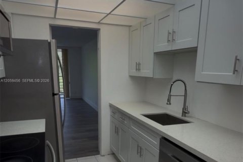 Condo in Lauderdale Lakes, Florida, 2 bedrooms № 2264313 - photo 6