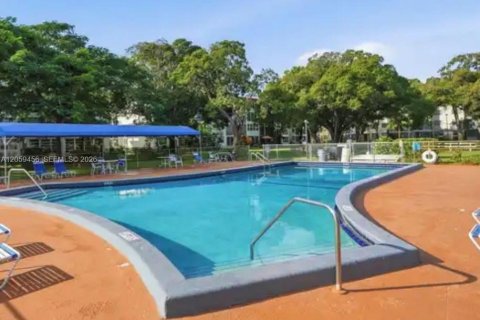 Condo in Lauderdale Lakes, Florida, 2 bedrooms № 2264313 - photo 8