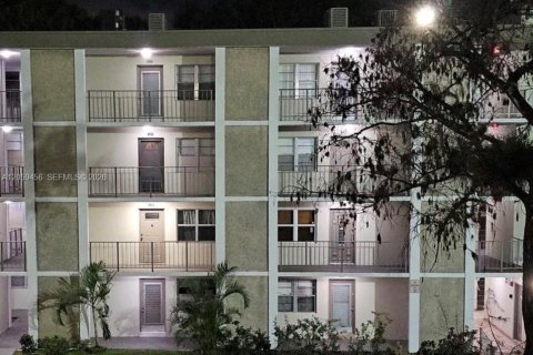 Condo in Lauderdale Lakes, Florida, 2 bedrooms № 2264313 - photo 10