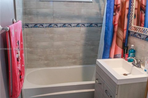 House in West Palm Beach, Florida 2 bedrooms, 86.96 sq.m. № 2030548 - photo 9