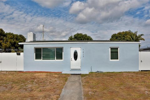 House in West Palm Beach, Florida 2 bedrooms, 86.96 sq.m. № 2030548